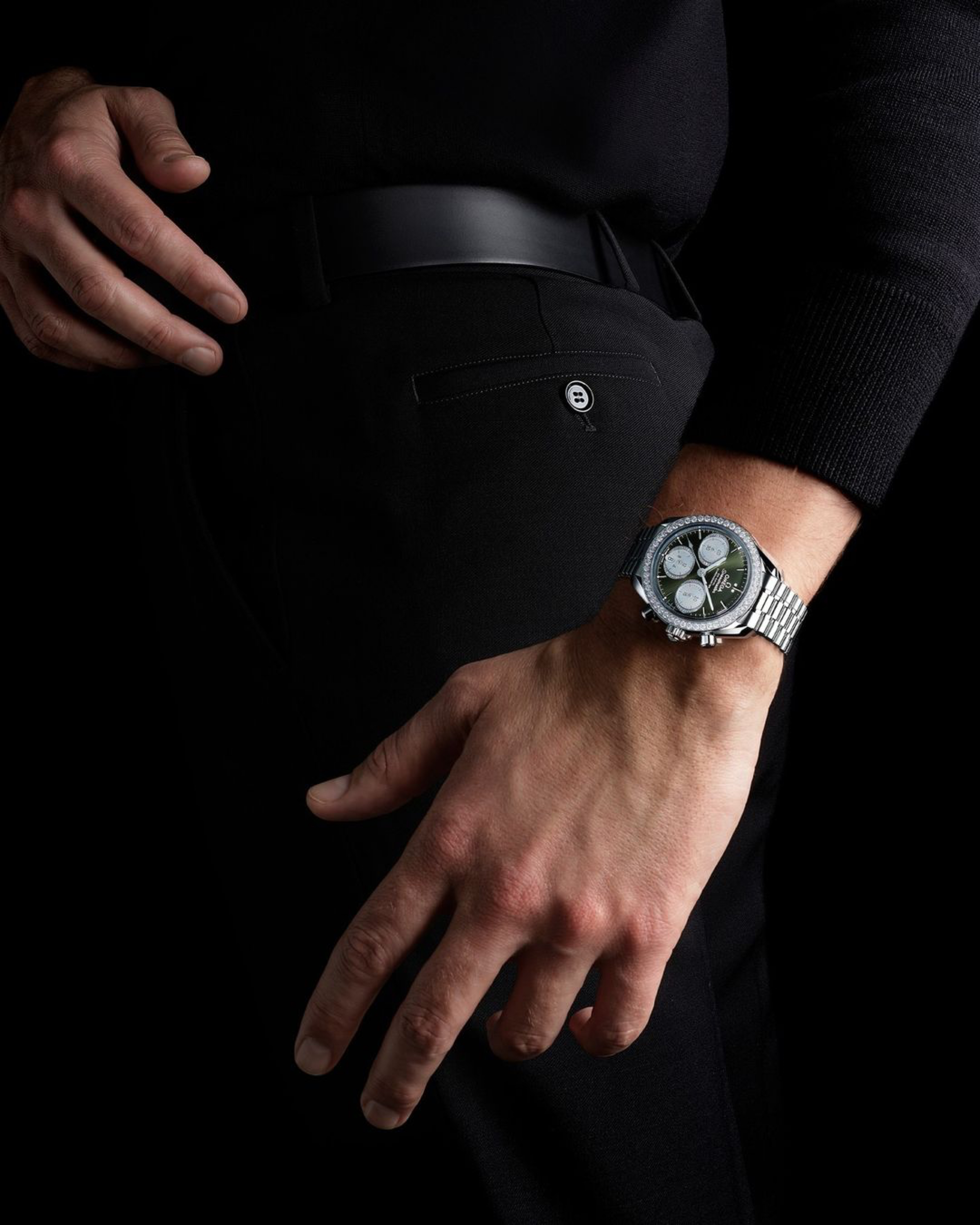 KURZ - Omega Kollektion -  Person mit einer Omega Seamaster Armbanduhr am Handgelenk.