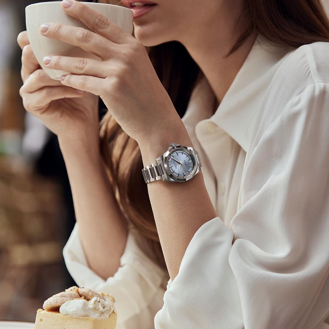 KURZ - Longines Kollektion - Armbanduhr der Marke Longines aus der Mini Dolcevita Kollektion mit blauem Hintergrund.