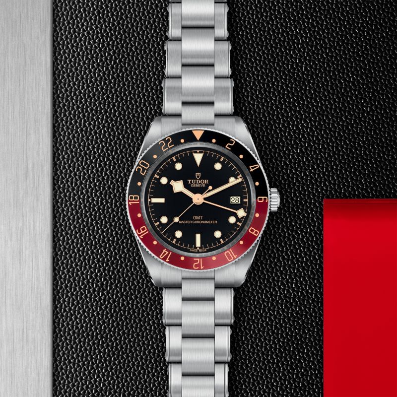 KURZ - Tudor Kollektion - Armbanduhr der Marke Tudor aus der Ranger Kollektion auf schwarzem Hintergrund.